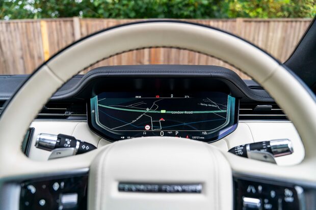 Land Rover Range Rover HSE. DEPLOYABLE SIDE STEPS. SHADOW PACK. PANO ROOF. HEATED & COOLED SEATS. 3