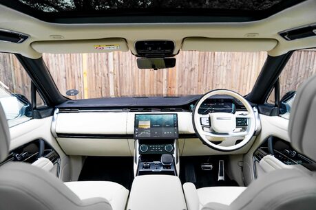 Land Rover Range Rover HSE. DEPLOYABLE SIDE STEPS. SHADOW PACK. PANO ROOF. HEATED & COOLED SEATS. 11