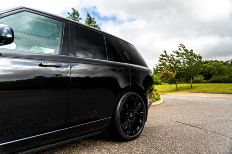 Land Rover Range Rover HSE. DEPLOYABLE SIDE STEPS. SHADOW PACK. PANO ROOF. HEATED & COOLED SEATS. 4