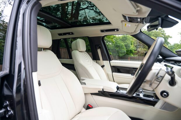 Land Rover Range Rover HSE. DEPLOYABLE SIDE STEPS. SHADOW PACK. PANO ROOF. HEATED & COOLED SEATS. 2