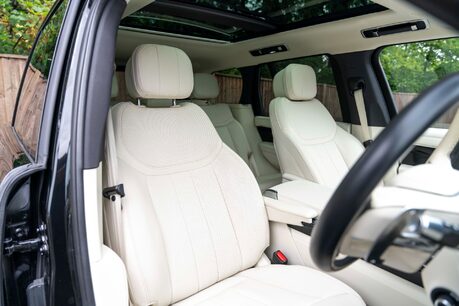 Land Rover Range Rover HSE. DEPLOYABLE SIDE STEPS. SHADOW PACK. PANO ROOF. HEATED & COOLED SEATS. 6