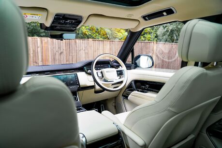 Land Rover Range Rover HSE. DEPLOYABLE SIDE STEPS. SHADOW PACK. PANO ROOF. HEATED & COOLED SEATS. 13