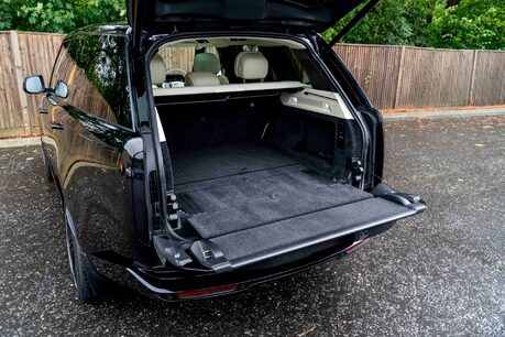 Land Rover Range Rover HSE. DEPLOYABLE SIDE STEPS. SHADOW PACK. PANO ROOF. HEATED & COOLED SEATS. 25
