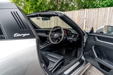 Porsche 911 TARGA 4S. SPORTS CHRONO. SPORTS EXHAUST. BOSE. HEATED STEERING WHEEL. 11