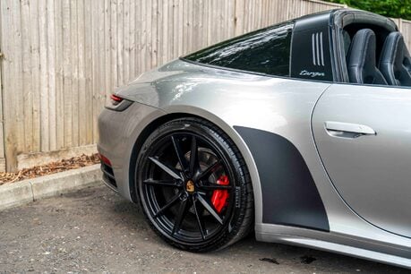 Porsche 911 TARGA 4S. SPORTS CHRONO. SPORTS EXHAUST. BOSE. HEATED STEERING WHEEL. 7