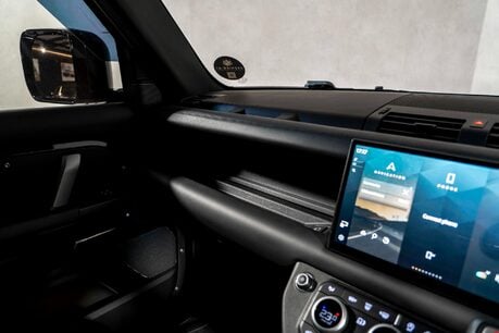 Land Rover Defender 90 V8. URBAN WIDETRACK KIT. MILLTEK EXHAUST. FIXED SIDE STEPS. PANO ROOF. 33