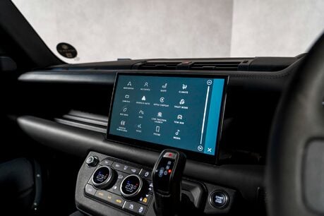 Land Rover Defender 90 V8. URBAN WIDETRACK KIT. MILLTEK EXHAUST. FIXED SIDE STEPS. PANO ROOF. 29