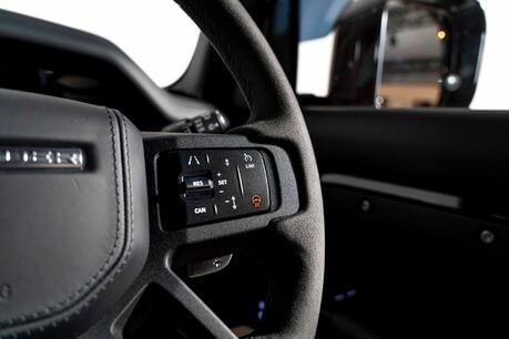 Land Rover Defender 90 V8. URBAN WIDETRACK KIT. MILLTEK EXHAUST. FIXED SIDE STEPS. PANO ROOF. 27