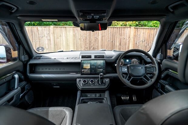 Land Rover Defender V8. URBAN WIDETRACK KIT. MILLTEK EXHAUST. FIXED SIDE STEPS. PANO ROOF. 4