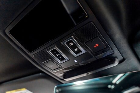 Land Rover Defender 90 V8. URBAN WIDETRACK KIT. MILLTEK EXHAUST. FIXED SIDE STEPS. PANO ROOF. 34