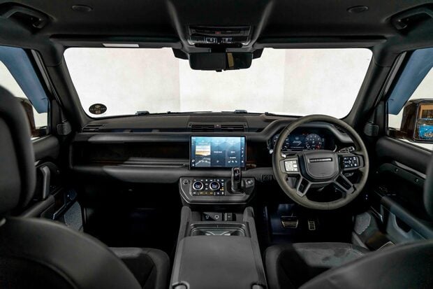 Land Rover Defender 90 V8. URBAN WIDETRACK KIT. MILLTEK EXHAUST. FIXED SIDE STEPS. PANO ROOF. 4