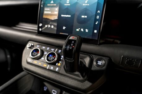 Land Rover Defender 90 V8. URBAN WIDETRACK KIT. MILLTEK EXHAUST. FIXED SIDE STEPS. PANO ROOF. 23