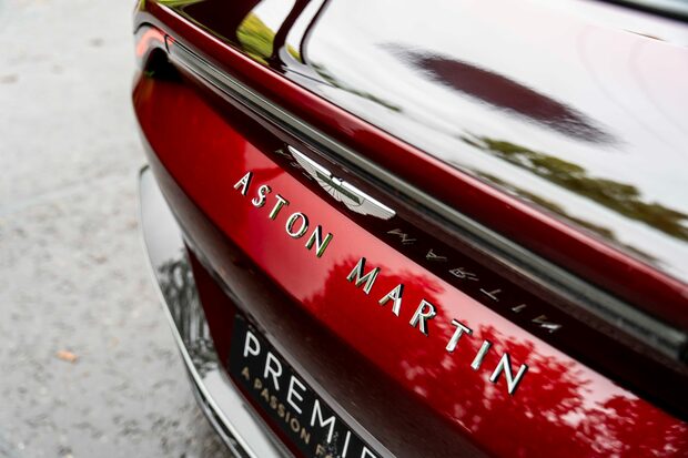 Aston Martin Vantage V12. 1 OF 333. OVER £45K IN OPTIONS. LIGHTWEIGHT PACKAGE. LIVERY PACKAGE. 5