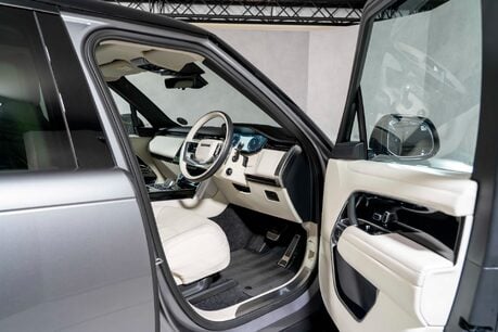 Land Rover Range Rover HSE. PANORAMIC ROOF. 23S. FIXED SIDE STEPS. HEATED & COOLED SEATS. 10