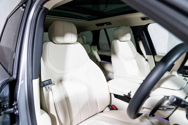 Land Rover Range Rover HSE. PANORAMIC ROOF. 23S. FIXED SIDE STEPS. HEATED & COOLED SEATS. 2