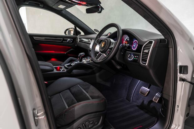 Porsche Cayenne GTS. CARBON INTERIOR PACK. GTS INTERIOR PACK. BOSE. PANORAMIC ROOF. 2