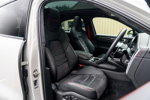 Porsche Cayenne GTS. CARBON INTERIOR PACK. GTS INTERIOR PACK. BOSE. PANORAMIC ROOF. 3