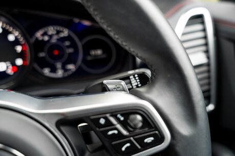Porsche Cayenne GTS. CARBON INTERIOR PACK. GTS INTERIOR PACK. BOSE. PANORAMIC ROOF. 28