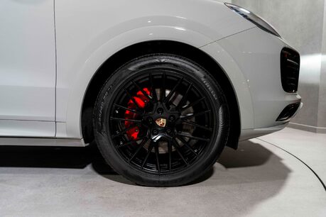 Porsche Cayenne GTS. CARBON INTERIOR PACK. GTS INTERIOR PACK. BOSE. PANORAMIC ROOF. 9