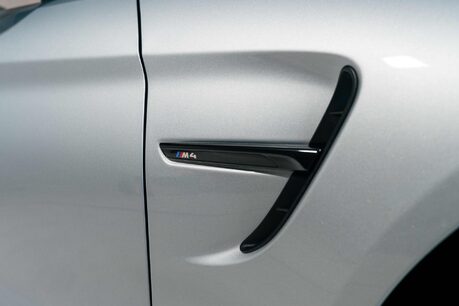 BMW M4 COMPETITION. M COMPETITION PACK. CARBON INT & EXT. HUD. HARMAN/KARDON AUDIO 37