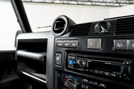 Land Rover Defender 90 TD XS STATION WAGON. COMPREHENSIVE LSH. VB AIR SUSPENSION. KHAN WHEELS. 28