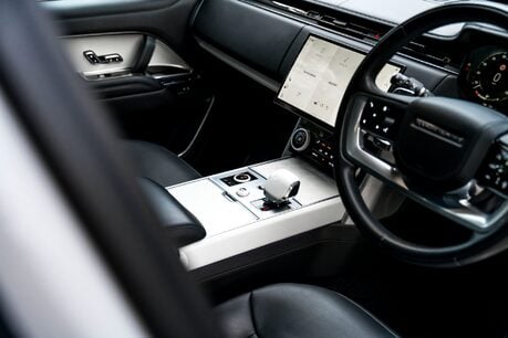 Land Rover Range Rover SV. HUGE SPEC. REAR SEAT ENTERTAINMENT. CERAMIC INTERIOR FINISHERS. 23S. 24