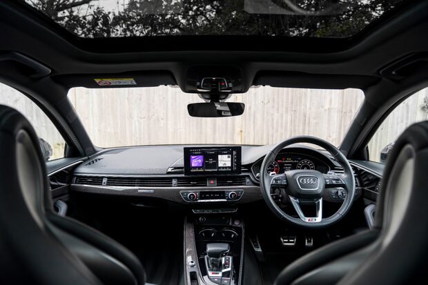 Audi RS4 AVANT QUATTRO CARBON BLACK. PANORAMIC ROOF. B&O. COMFORT AND SOUND PACK. 2