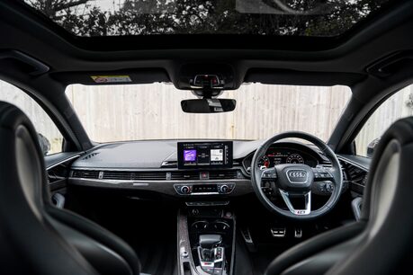 Audi RS4 AVANT QUATTRO CARBON BLACK. PANORAMIC ROOF. B&O. COMFORT AND SOUND PACK. 9