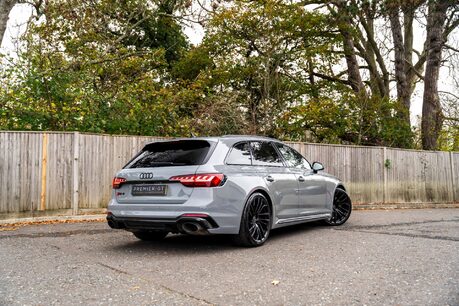 Audi RS4 AVANT QUATTRO CARBON BLACK. PANORAMIC ROOF. B&O. COMFORT AND SOUND PACK. 3