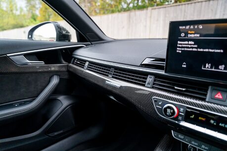 Audi RS4 AVANT QUATTRO CARBON BLACK. PANORAMIC ROOF. B&O. COMFORT AND SOUND PACK. 22