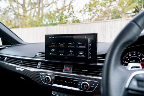 Audi RS4 AVANT QUATTRO CARBON BLACK. PANORAMIC ROOF. B&O. COMFORT AND SOUND PACK. 19