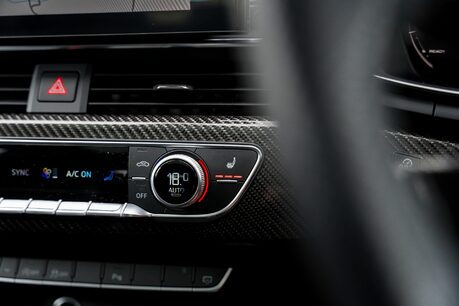 Audi RS4 AVANT QUATTRO CARBON BLACK. PANORAMIC ROOF. B&O. COMFORT AND SOUND PACK. 23