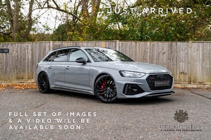 Audi RS4 AVANT QUATTRO CARBON BLACK. PANORAMIC ROOF. B&O. COMFORT AND SOUND PACK. 