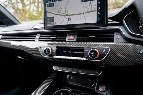 Audi RS4 AVANT QUATTRO CARBON BLACK. PANORAMIC ROOF. B&O. COMFORT AND SOUND PACK. 24