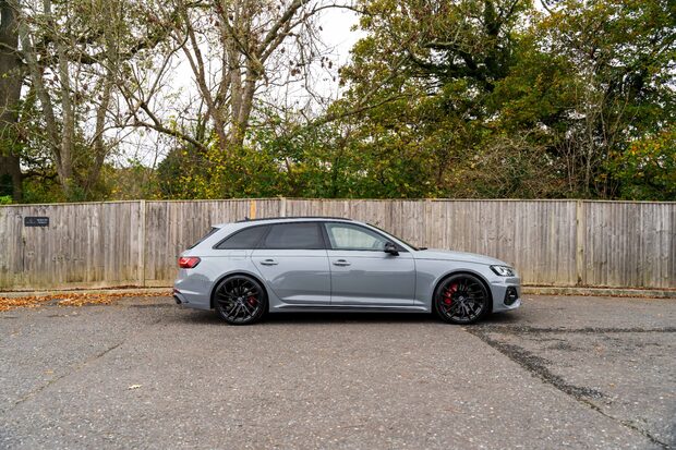 Audi RS4 AVANT QUATTRO CARBON BLACK. PANORAMIC ROOF. B&O. COMFORT AND SOUND PACK. 1