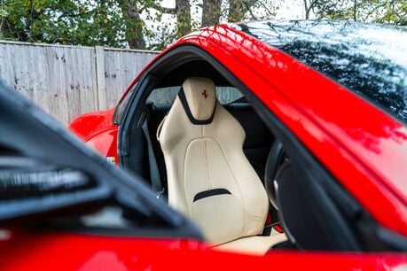 Ferrari Roma WARRANTY. PASSENGER DISPLAY. CARBON STEERING WHEEL. MAGNERIDE SUSPENSION. 18