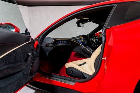 Ferrari Roma WARRANTY. PASSENGER DISPLAY. CARBON STEERING WHEEL. MAGNERIDE SUSPENSION. 12