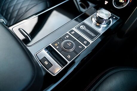 Land Rover Range Rover SV AUTOBIOGRAPHY DYNAMIC BLACK. H,C & M SEATS. REAR ENTERTAINMENT. PANO ROOF. 14