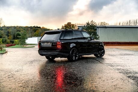 Land Rover Range Rover SV AUTOBIOGRAPHY DYNAMIC BLACK. H,C & M SEATS. REAR ENTERTAINMENT. PANO ROOF. 2