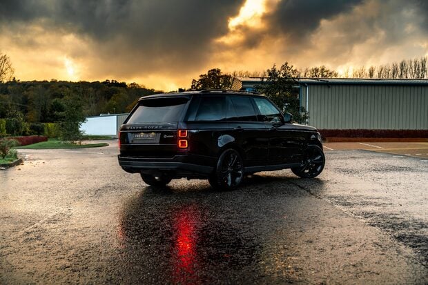 Land Rover Range Rover SV AUTOBIOGRAPHY DYNAMIC BLACK. H,C & M SEATS. REAR ENTERTAINMENT. PANO ROOF. 1