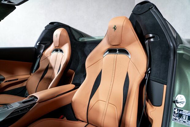 Ferrari 12 Cilindri SPIDER. DELIVERY MILEAGE. NERO DS EXTERIOR PACK. CARBON WHEEL & LEDs. LIFT 2