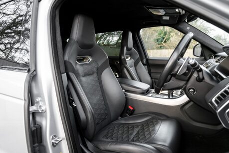 Land Rover Range Rover Sport SVR CARBON EDITION. DEPLOYABLE SIDE STEPS. MATRIX LEDs. CARBON FIBRE ENGINE BAY 17