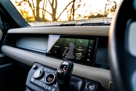 Land Rover Defender 110 XS EDITION. HEATED & COOLED SEATS. PANO ROOF. ELECTRIC TOWBAR. MERIDIEN. 17