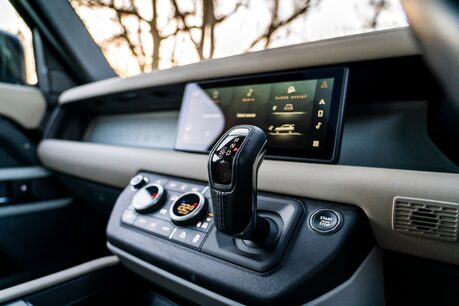 Land Rover Defender 110 XS EDITION. HEATED & COOLED SEATS. PANO ROOF. ELECTRIC TOWBAR. MERIDIEN. 18