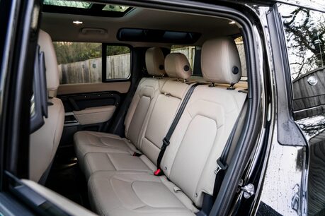 Land Rover Defender 110 XS EDITION. HEATED & COOLED SEATS. PANO ROOF. ELECTRIC TOWBAR. MERIDIEN. 13