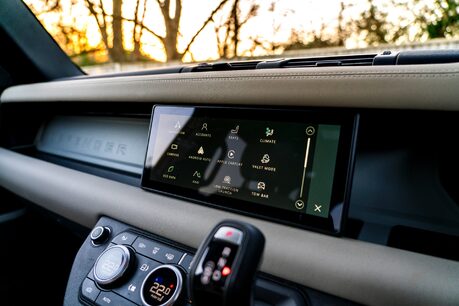 Land Rover Defender 110 XS EDITION. HEATED & COOLED SEATS. PANO ROOF. ELECTRIC TOWBAR. MERIDIEN. 15