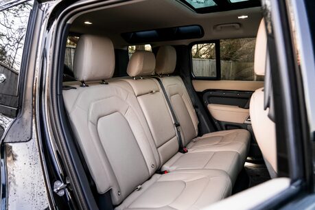 Land Rover Defender 110 XS EDITION. HEATED & COOLED SEATS. PANO ROOF. ELECTRIC TOWBAR. MERIDIEN. 12