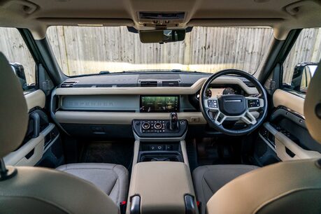 Land Rover Defender 110 XS EDITION. HEATED & COOLED SEATS. PANO ROOF. ELECTRIC TOWBAR. MERIDIEN. 7