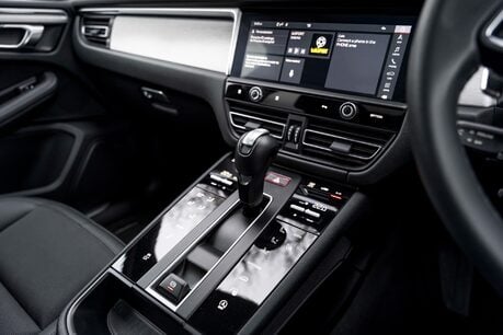 Porsche Macan S PDK. PANO ROOF. BOSE SOUND SYSTEM. HEATED FRONT SEATS. REVERSING CAMERA. 20