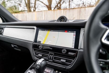 Porsche Macan S PDK. PANO ROOF. BOSE SOUND SYSTEM. HEATED FRONT SEATS. REVERSING CAMERA. 26